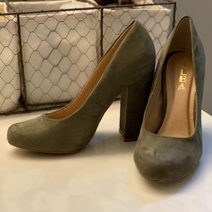 ALBA faux suede close toed pumps